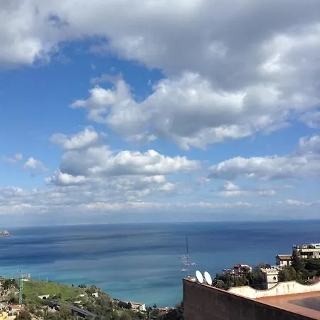 La Casa Gialla 2* טאורמינה