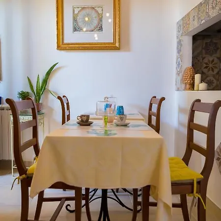 לינה וארוחת בוקר La Casa Gialla 2*